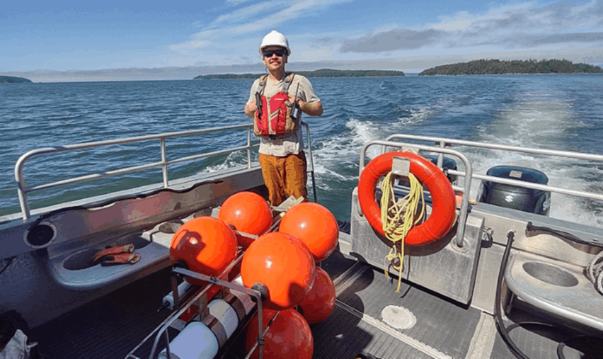 Julek Chawarski recovering AZFP mooring with BMSC